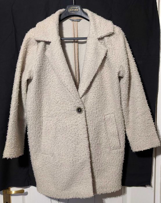 Płaszcz damski w guzełki boucle