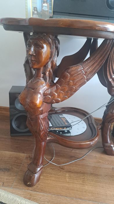 Stolik kawowy rzeźbiony mały