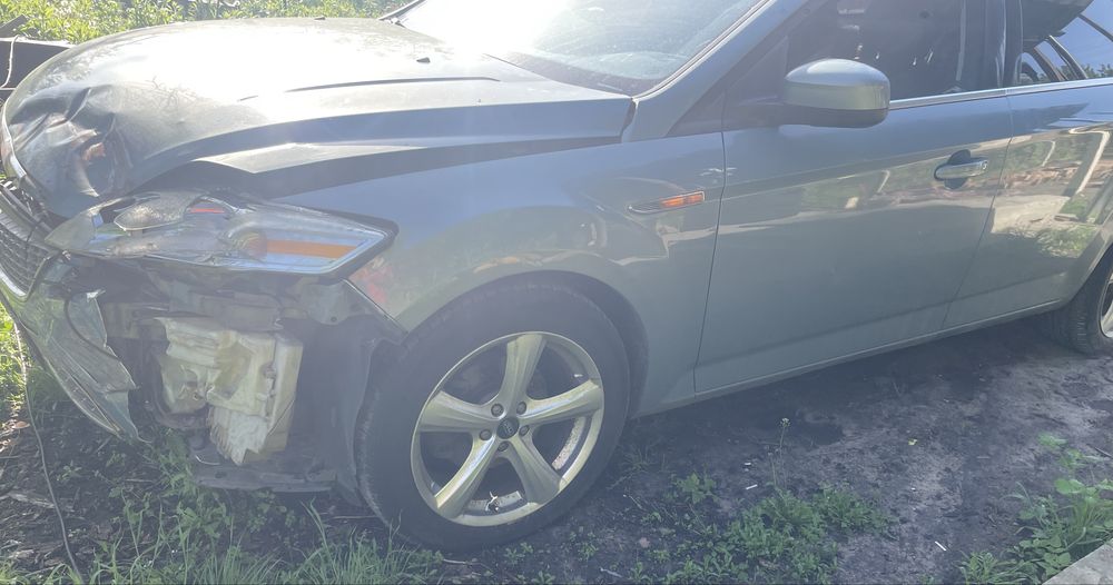 Ford mondeo mk4 після удару на повному ходу