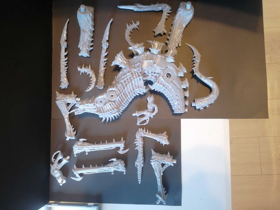 Tyranid Biotitan proxy, za podstawkę polecam pokrywę beczki