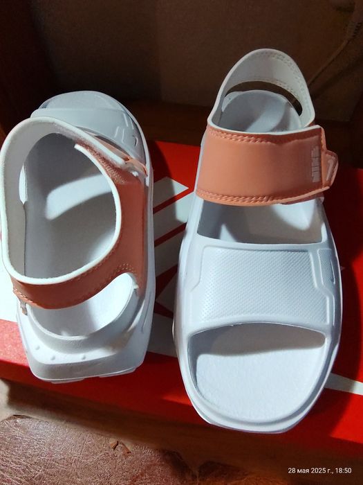 Оригінальні сандалі Nike,для молодої дівчини