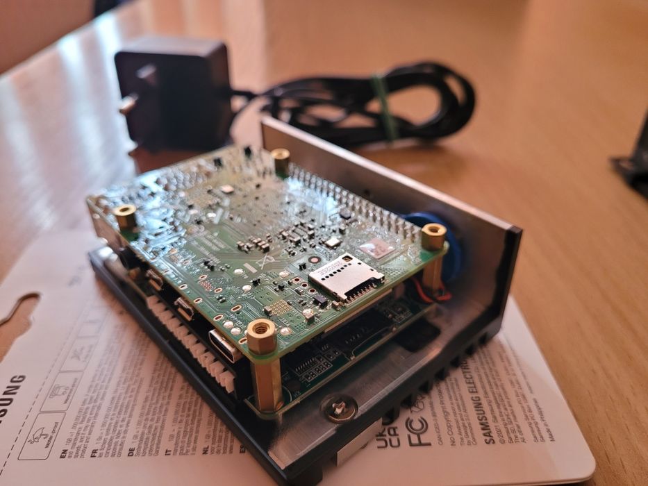 Raspberry Pi 4B 4GB + obudowa Advantech z HAT + zasilacz + karta 64GB