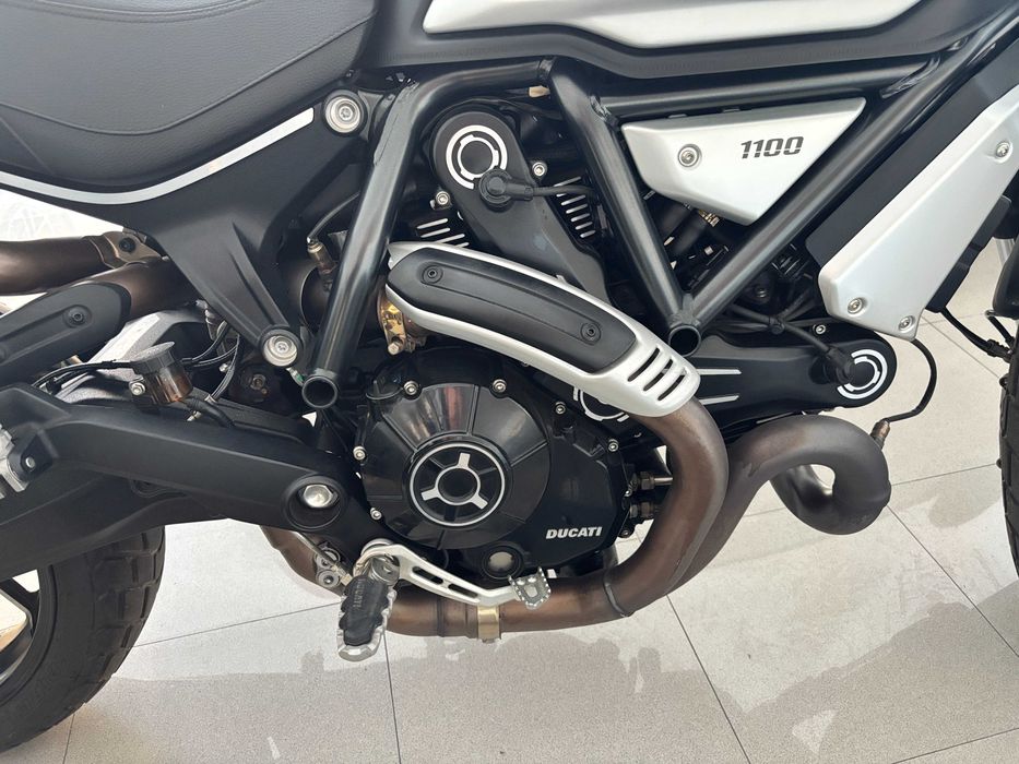 Motociclo Ducati Scrambler 1100 em excelente estado de conservação