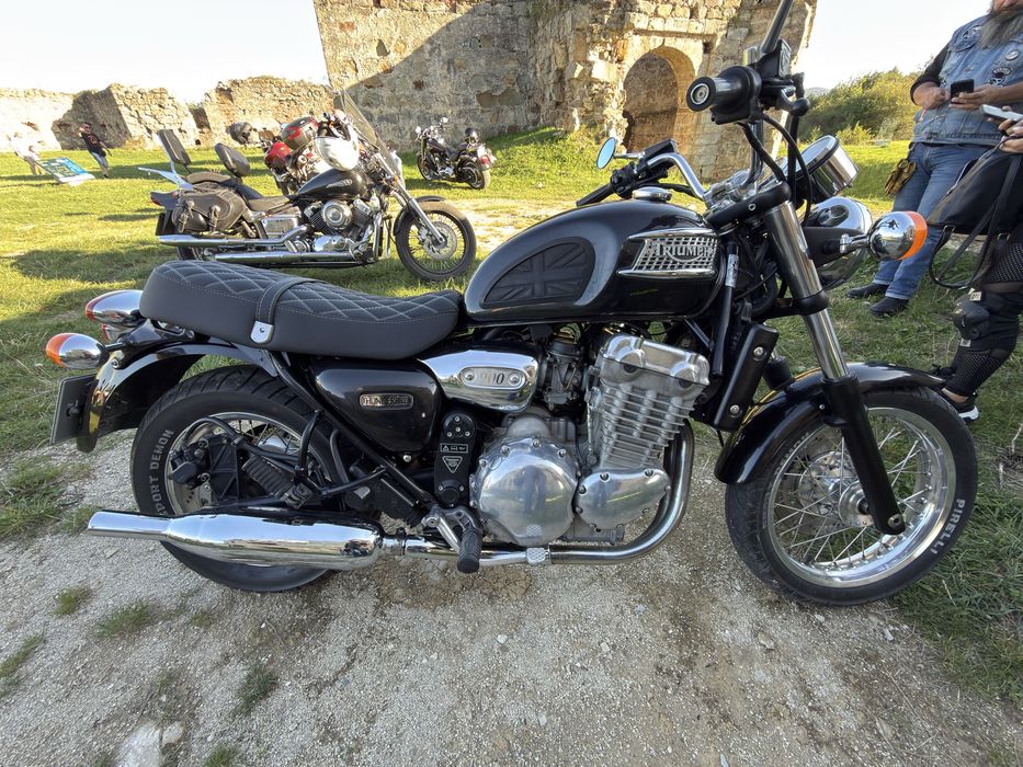 Triumph thunderbird 900