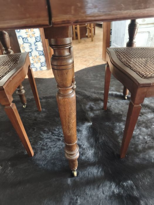 Mesa de madeira maciça extensível
