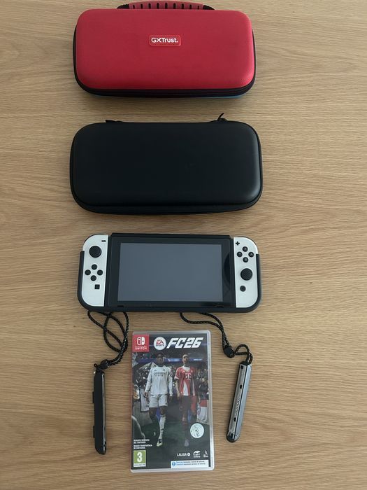 Pack Nintendo Switch (Como Nova) + Jogo EA Sports FC 26 + 2 Bolsas + Acessórios