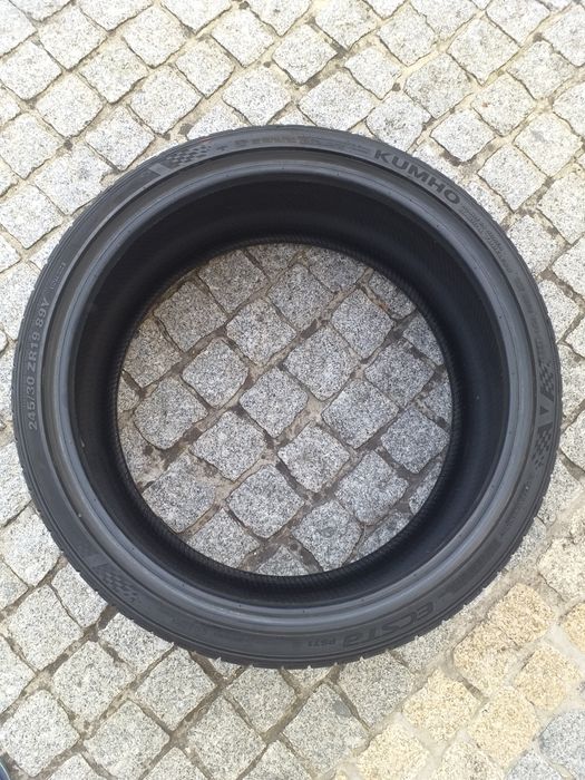 Um pneu kumho 245/30/19
