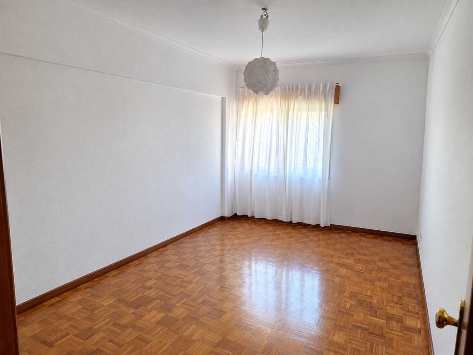 T2 luminoso com garagem, elevador e pátio interno em Telheiras / Lumiar