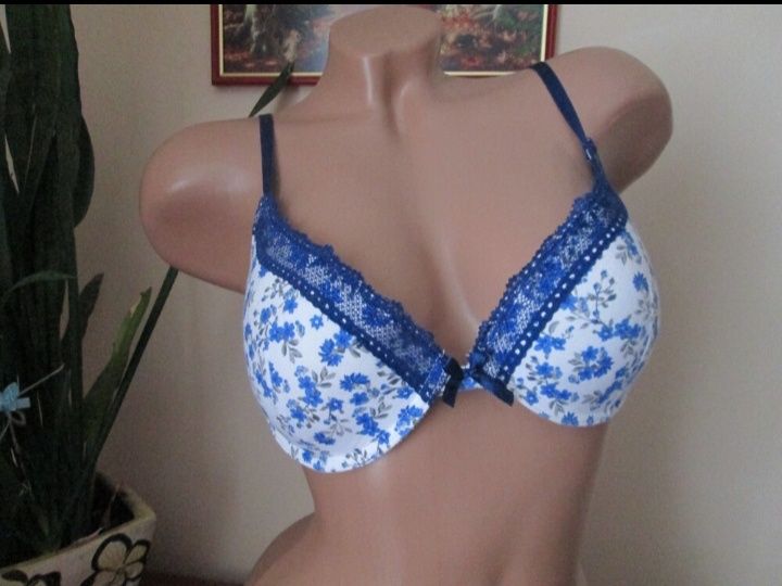 8 різних бюстгальтерів