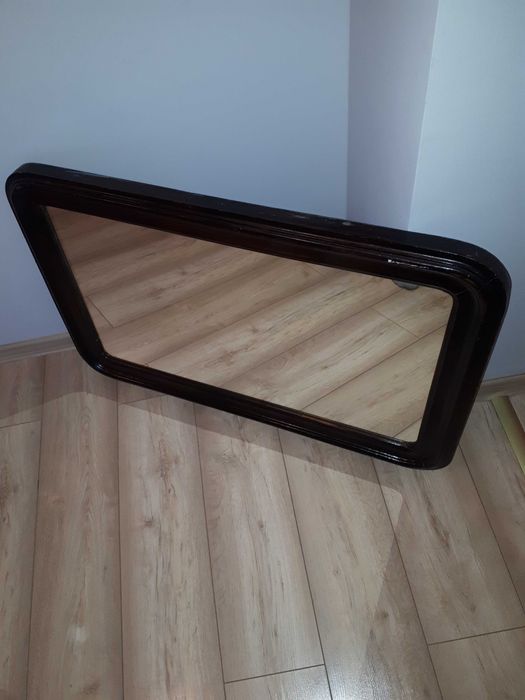 Lustro ze starą ramą.