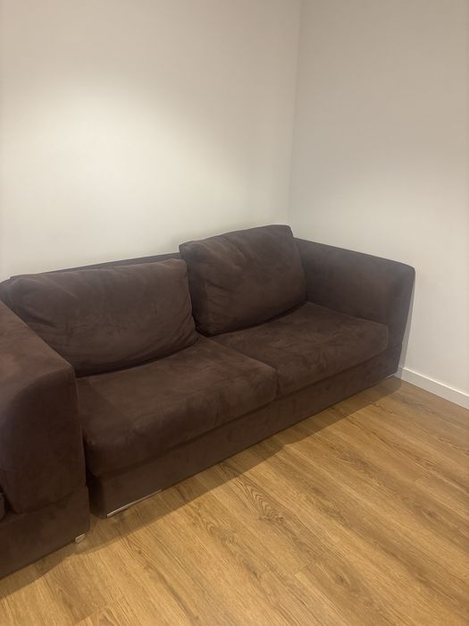 Sofa de sala com sinais de uso