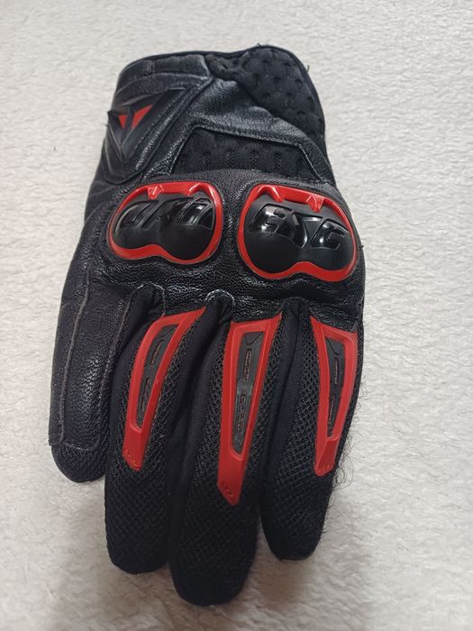 Luvas em pele da marca Dainese
