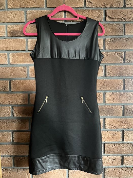 Mała czarna ze wstawkami z ala skóry rozmiar M