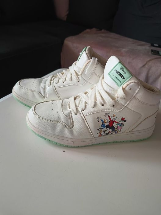 Białe buty Disney