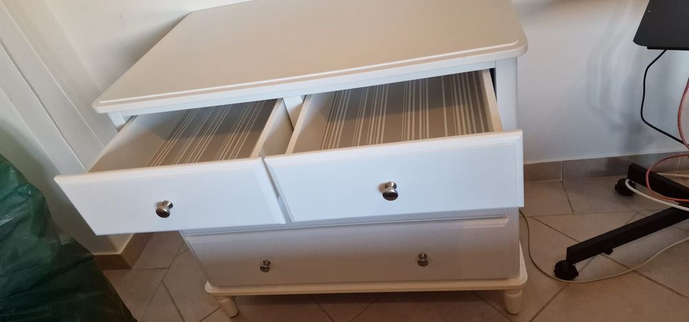 Cómoda branca IKEA com gavetas