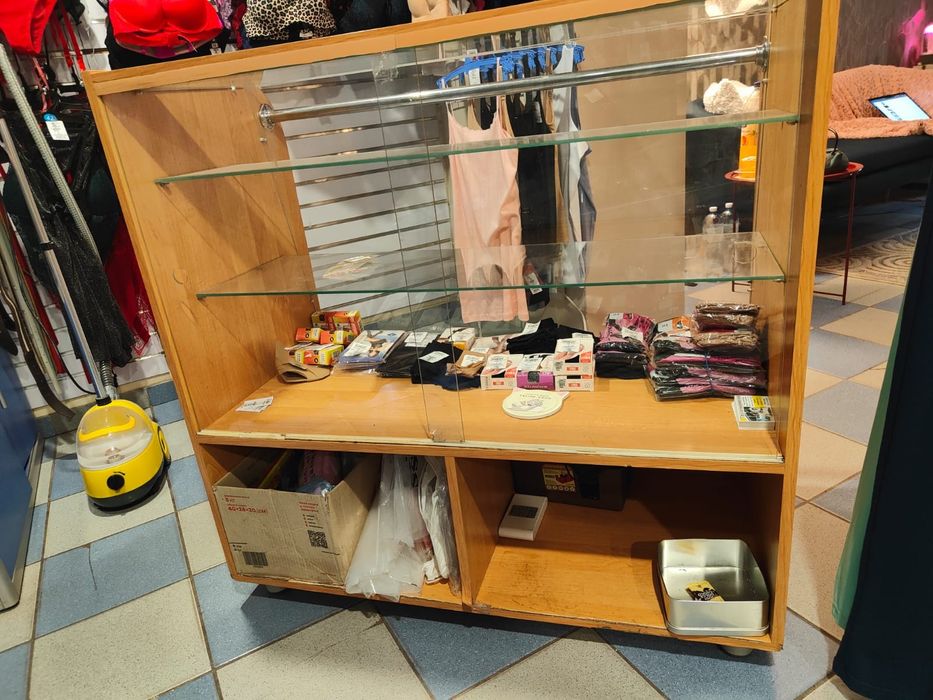 Продам вітрину  для демонстрації