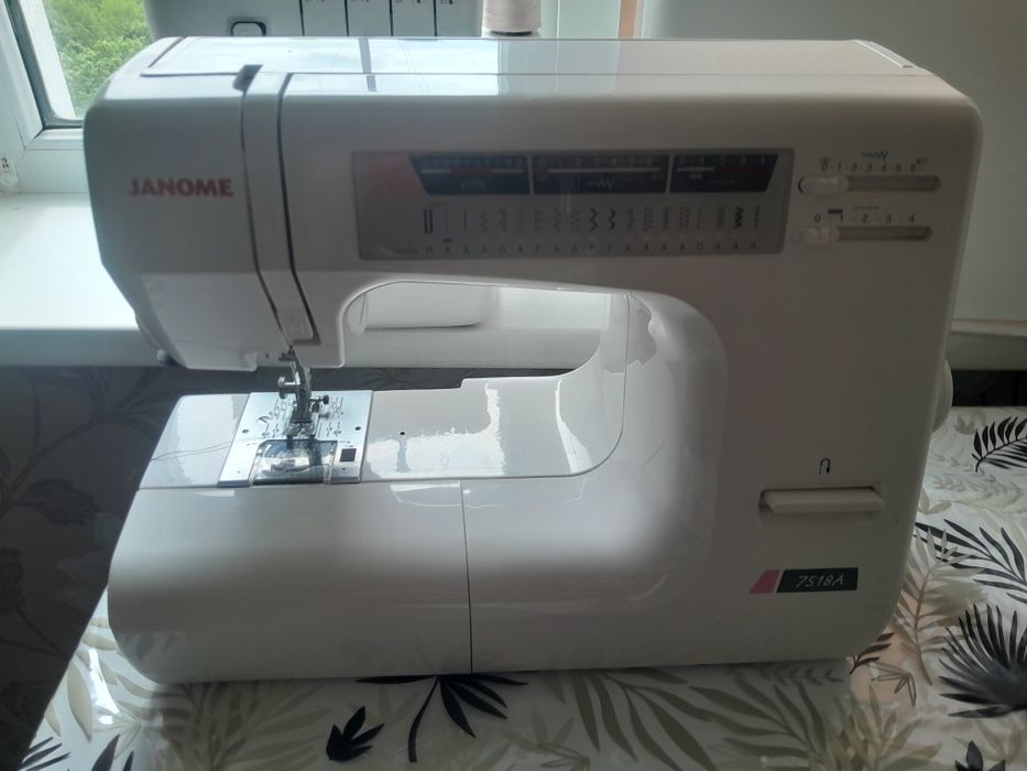 Побутова швейна машинка Janome 7518A