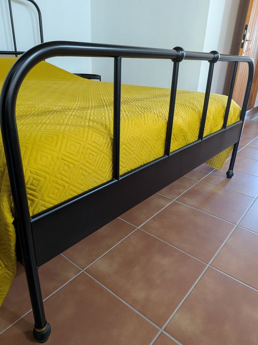 Cama de Casal Preta (140x200) + 2 Mesas de Cabeceira IKEA