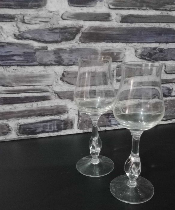 Conjunto Garrafa Licor grande trabalhada + 2 cálices .Cristal Atlantis