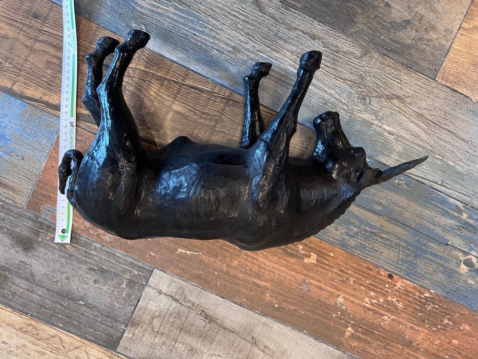 Estátua de touro preto de couro