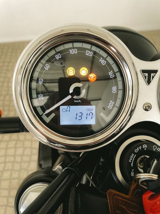 Triumph Bonneville T120 Black