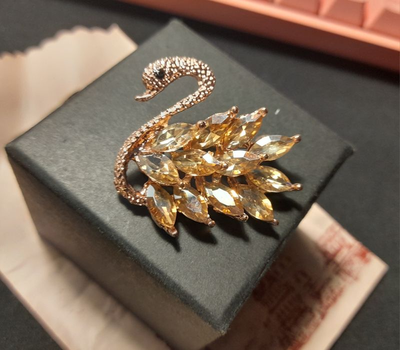 Piękna broszka łabędź kryształki Swarovski  Boże Narodzenie Gwiazdka