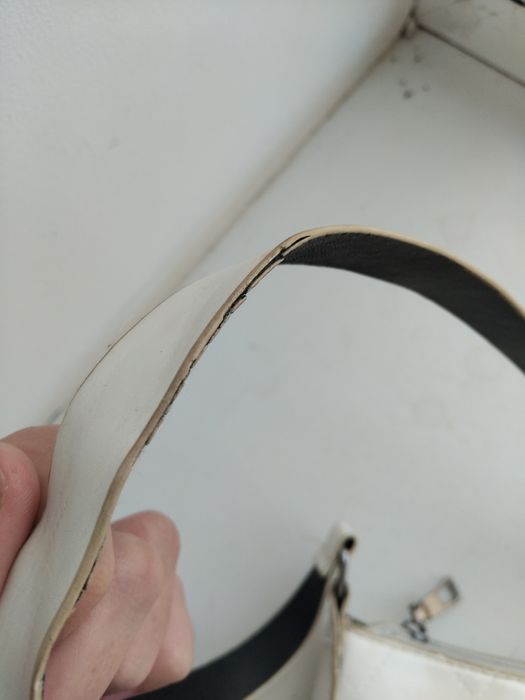 Белая сумка багет