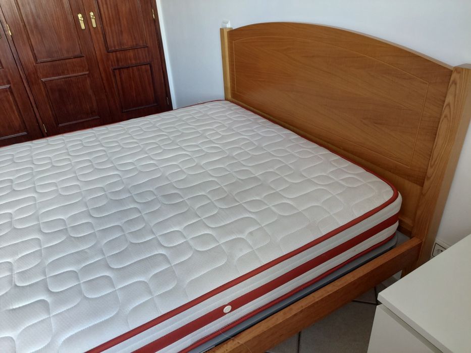 Cama de casal em madeira