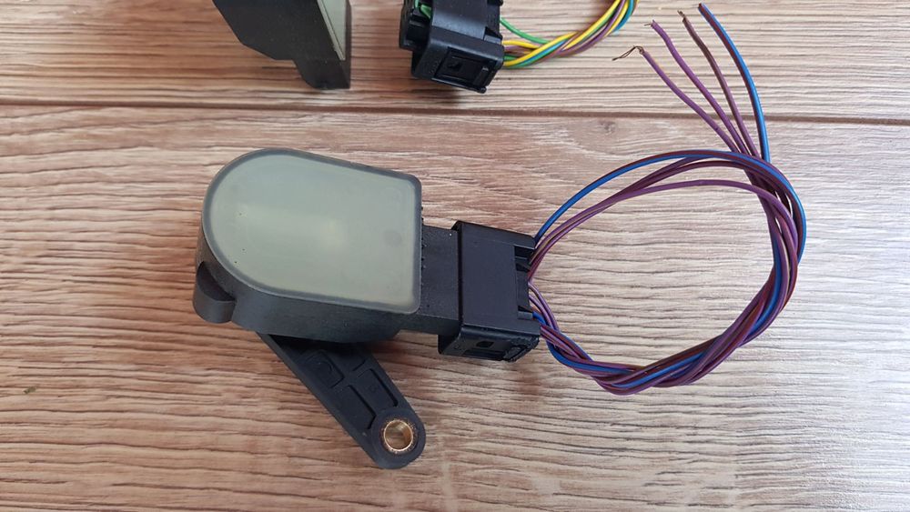 8E0907503 датчики положення кузова і коректора.