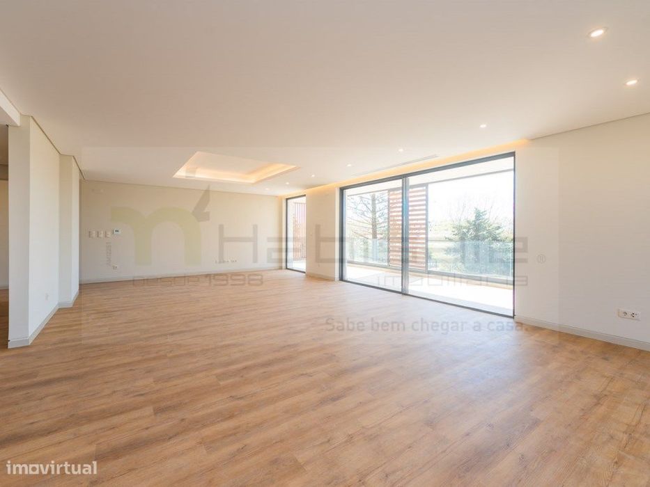 T2 com Terraço e Box em Condomínio de Luxo com Piscina, Ginásio e S...