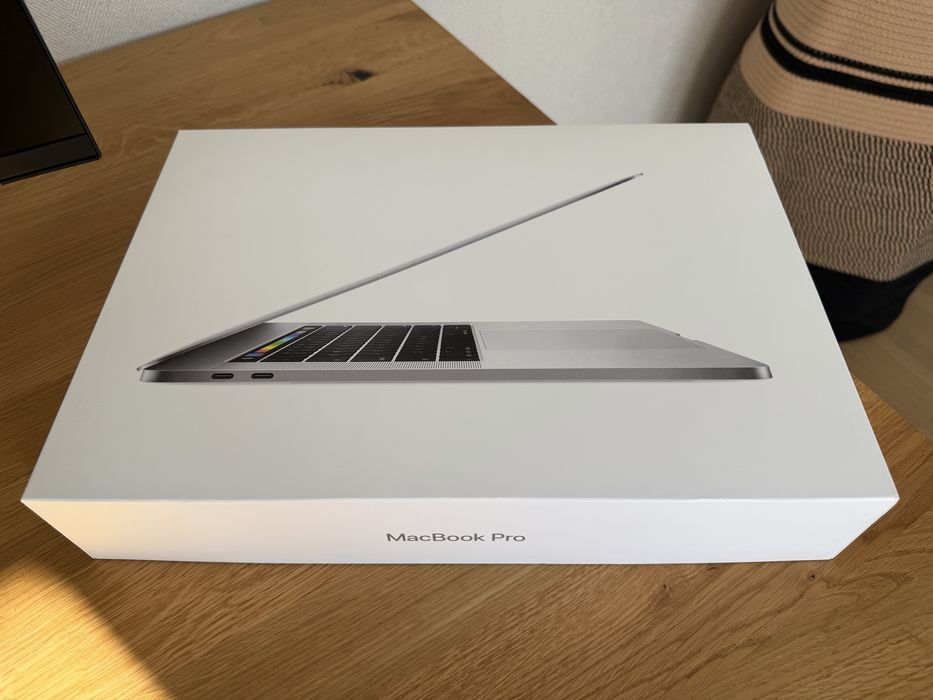 MacBook Pro 15" 2017 i7 / 16 GB / 512 GB / Radeon Pro 560