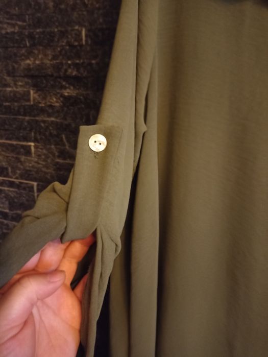 Sukienka w kolorze  khaki.