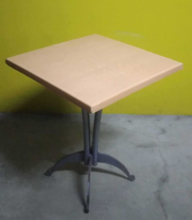 Mesa quadrada pequena