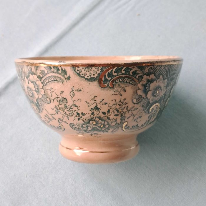 Malga antiga com motivos verde e dourado. Loiça de Sacavém.