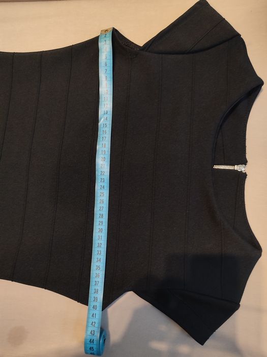 Mała czarna ołówkowa bandażowa sukienka