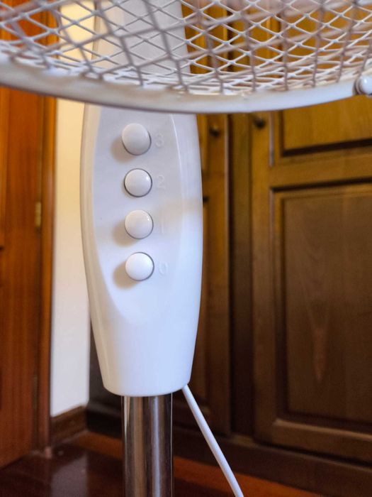 Ventilador de Pé na Cor Branca KmtStyle