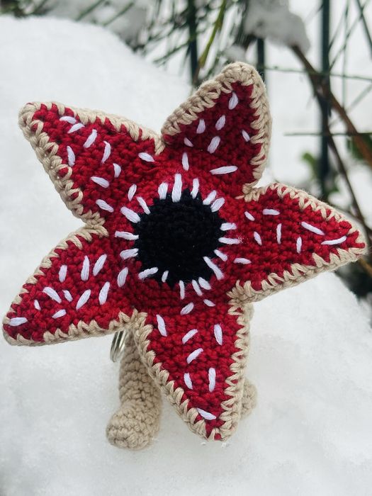 Stranger Things Demogorgon na szydełku breloczek