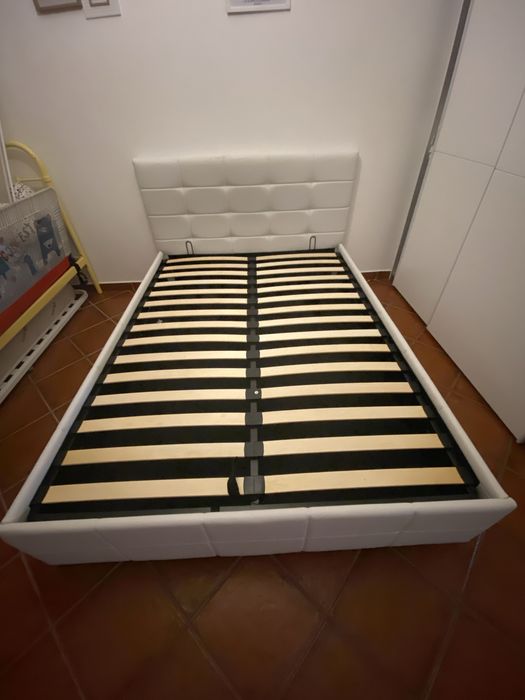Cama casal com arrumação