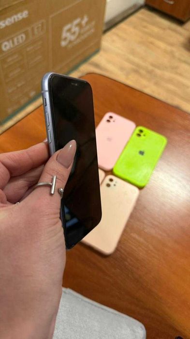 iPhone 11 в гарному стані з чохлами