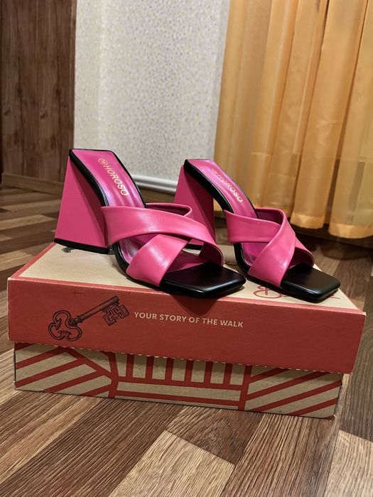 Рожеві босоніжки на каблуку, розмір 38, елегантні та зручні для свят