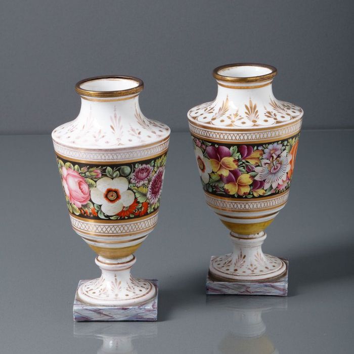 Par de jarras em vidro opalino pintado