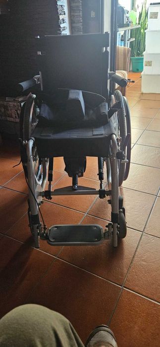 cadeira de rodas com elevação em estado novo