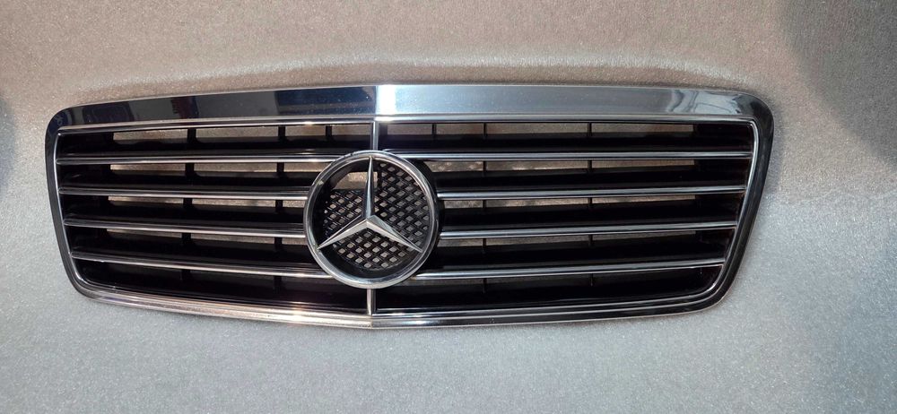 Grill atrapa emblemat Mercedes CLK W208