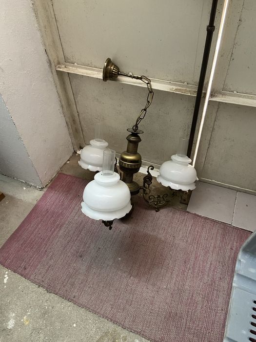 Tres candeeiros um de tecto e dois de mesa de cabeceira