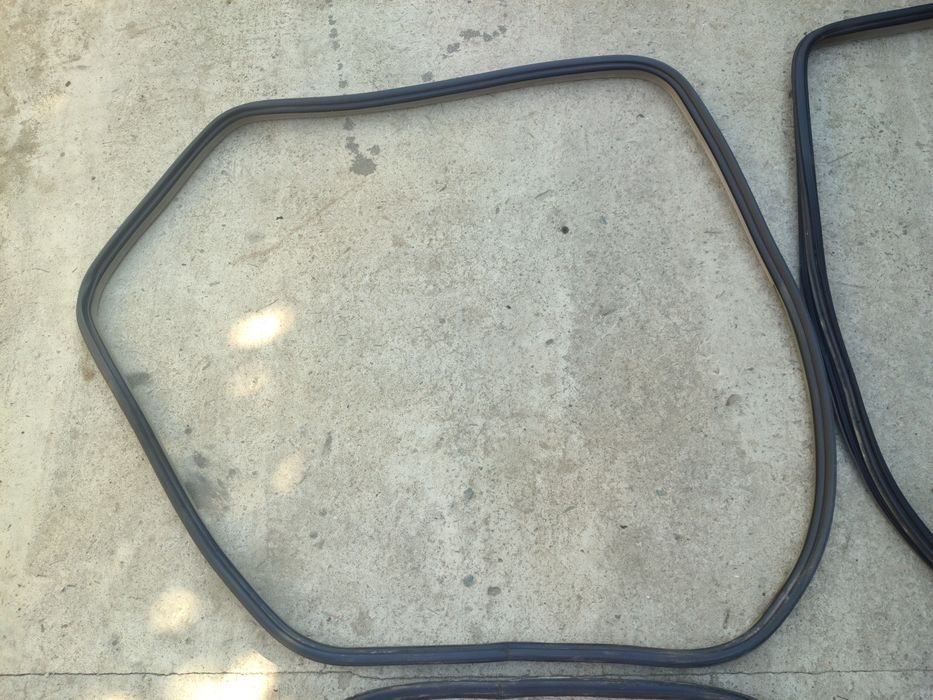 Продам уплотнители дверей на renault laguna 2