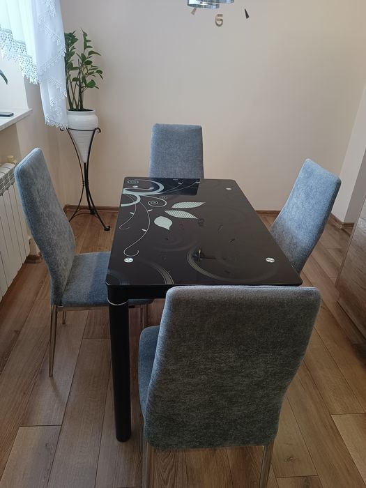 Sprzedam stół z krzesłami