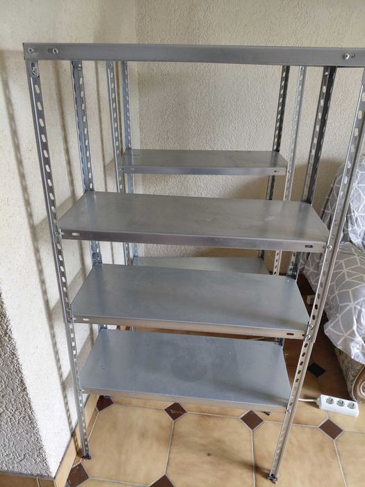 Estantes metálicos
