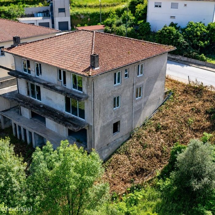Terreno c/ Moradia em  Estrutura - Terras de Bouro