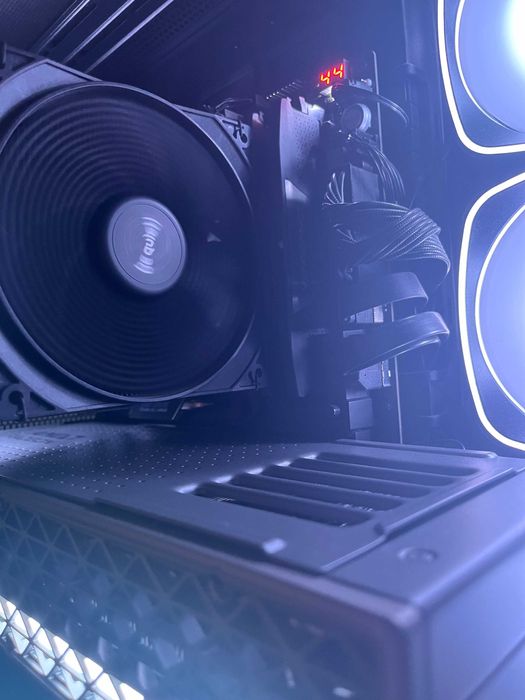 Komputer Gamingowy | ryzen 9 7950x3d | rx 9070 xt nitro + | 32GB CL36 5600Mhz ram | 1.5 Tb ssd | argb |