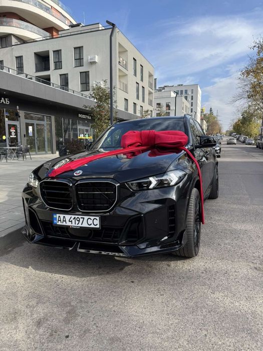 Великий бант на авто для фотосесії